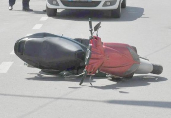 A căzut cu mopedul din pricina carosabilului ud